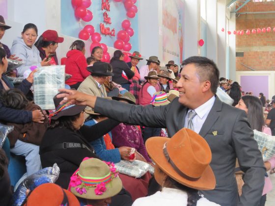 𝗠𝗨𝗡𝗜𝗖𝗜𝗣𝗔𝗟𝗜𝗗𝗔𝗗 𝗗𝗜𝗦𝗧𝗥𝗜𝗧𝗔𝗟 𝗗𝗘 𝗖𝗢𝗬𝗟𝗟𝗨𝗥𝗤𝗨𝗜 𝗥𝗜𝗡𝗗𝗜𝗢́ 𝗛𝗢𝗠𝗘𝗡𝗔𝗝𝗘 𝗔 𝗟𝗔𝗦 𝗠𝗔𝗗𝗥𝗘𝗦 𝗖𝗢𝗬𝗟𝗟𝗨𝗥𝗤𝗨𝗜𝗡𝗔𝗦